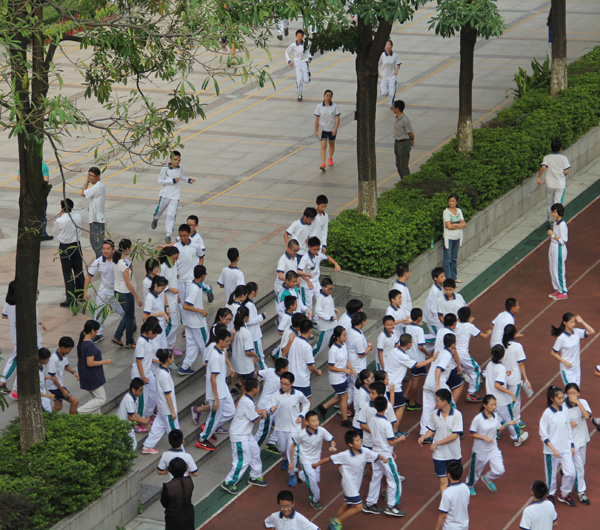 未雨绸缪：本学期第一次紧急疏散演练举行顺利