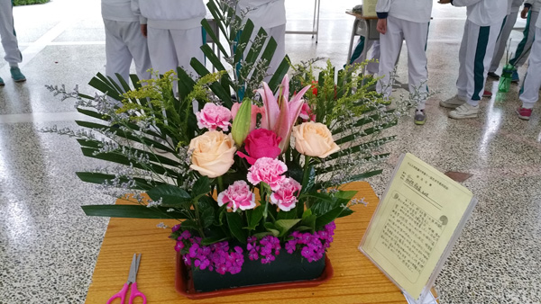秀色可餐 手有余香 ——记第十一届艺术节插花比赛