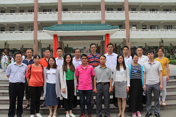 郁南县数学老师一行16人来我校听课交流