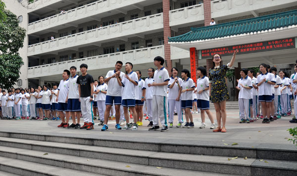 护送、鼓励毕业班同学踏入考场