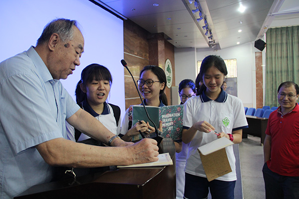 同学们,你们想做航天员吗?