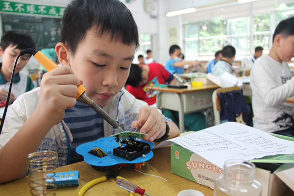 2016年广州市青少年电子制作锦标赛在我校举行