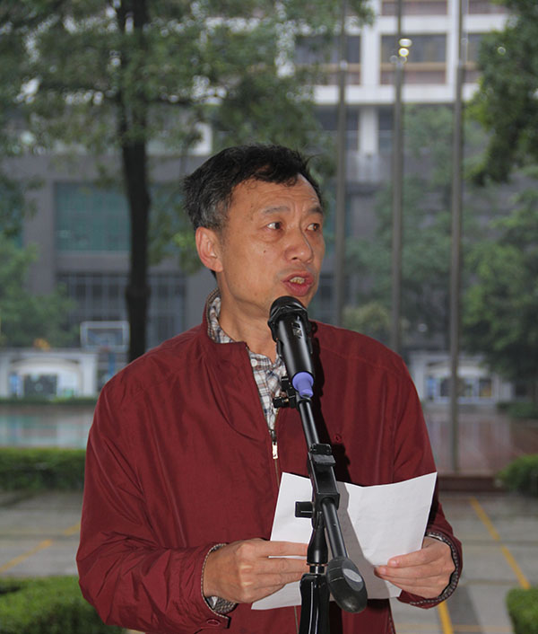 中山大学国旗护卫队同学为我校国旗队示范升旗