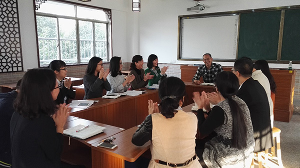 初二年级举行班主任座谈会
