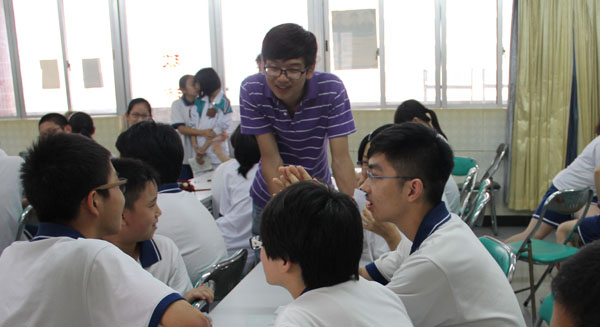 欢乐课堂——记“低碳环保双语课”