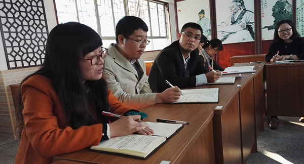 初二年级举行班主任座谈会
