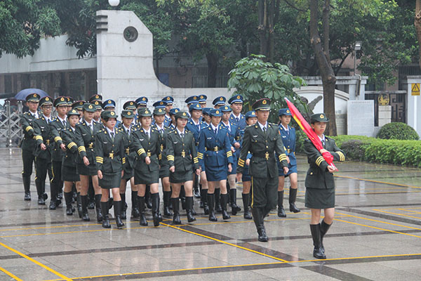 中山大学国旗护卫队同学为我校国旗队示范升旗