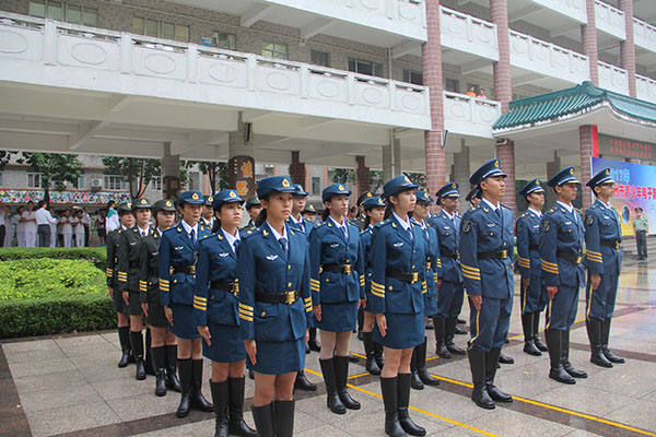 中山大学国旗护卫队同学为我校国旗队示范升旗