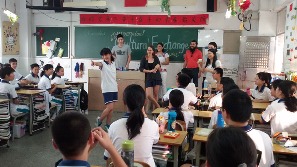 初二8班与中大留学生开展文化交流活动