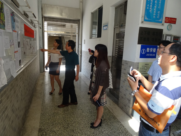 市教育局来我校进行少先队工作专项督查