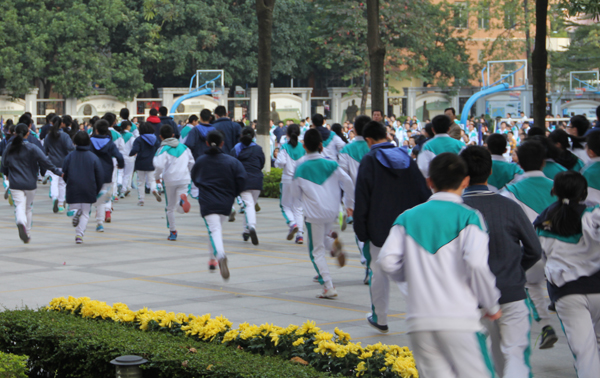 全校师生举行紧急疏散演练