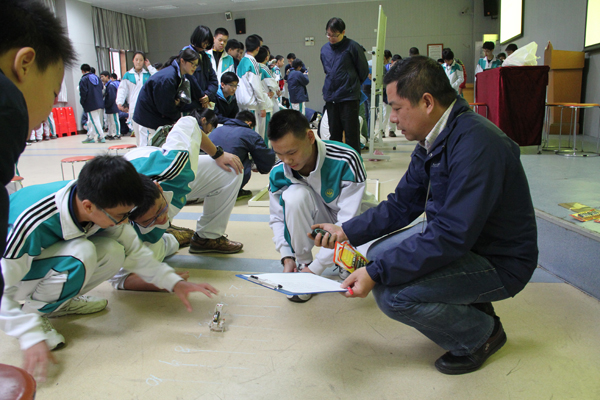 PVC机器人制作赛凸显学生动手能力
