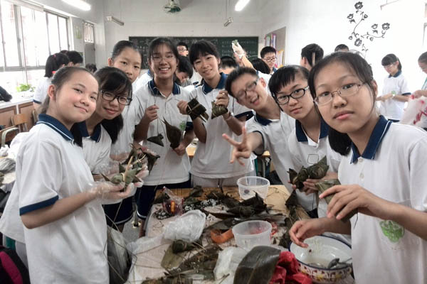 体验传统文化 ——初二5班集体过端午动手包粽子