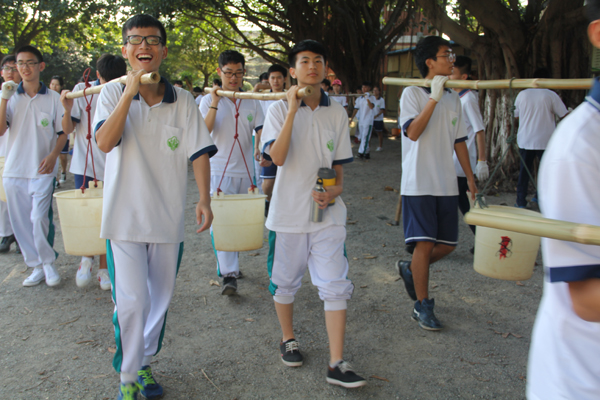 走进田园 亲近土地 ——高二年级圆满完成学农任务