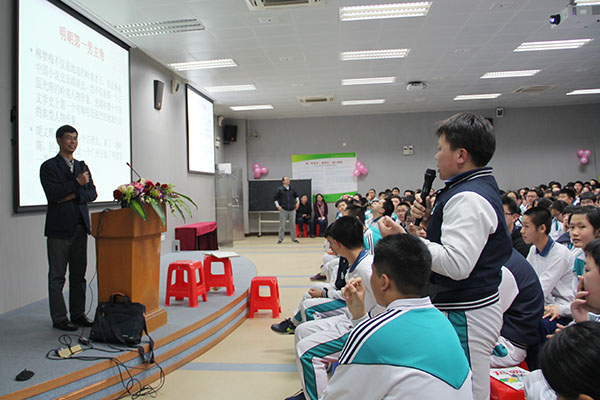 “气脉雄如此,由来是广州” ——初二年级学生聆听“汤显祖与岭南文化”讲座