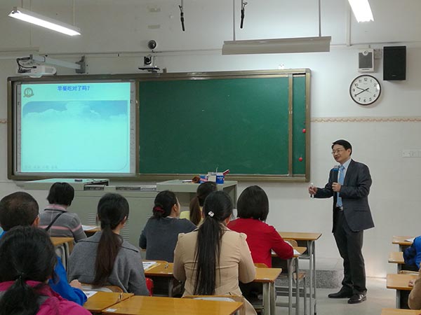 科学饮食使青少年更健康的成长 ——营养专家陈超刚教授来我校作讲座