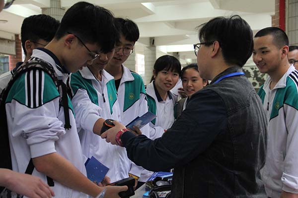 我校举行禁毒宣传活动