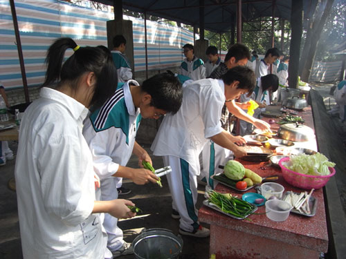 我校高二年级学生开展学农活动 