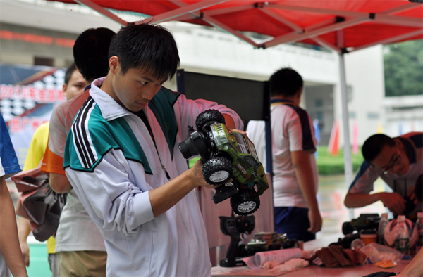 风雨无阻 少年赛车模 ——2015年全国青少年车辆模型锦标赛广州预选赛 暨广州市青少年车辆模型锦标赛成功举行