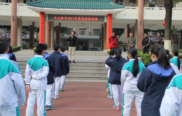 全校师生举行紧急疏散演练