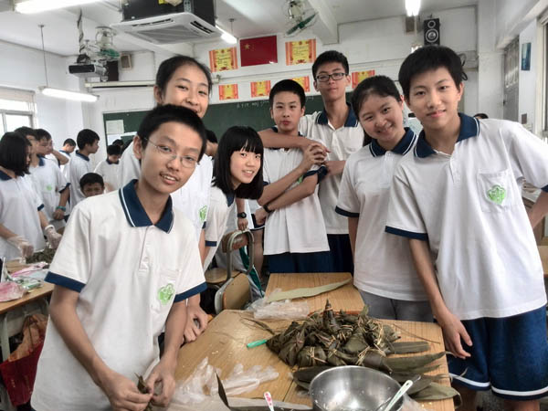 体验传统文化 ——初二5班集体过端午动手包粽子