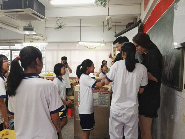 初二8班与中大留学生开展文化交流活动