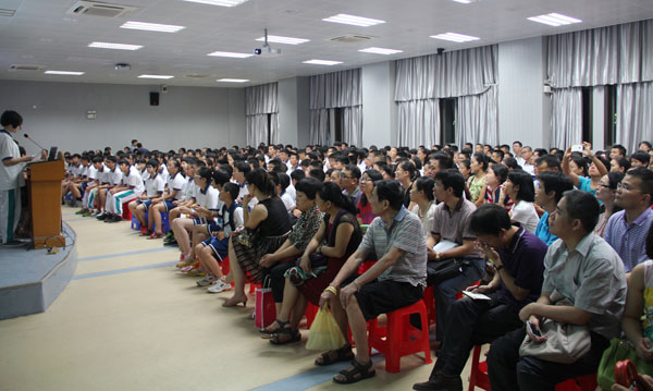 新生住宿生会议9月2日晚在讲学厅召开