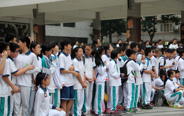“环保时装秀”在校园广场举行 