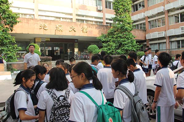 高一级学生参观中大地质博物馆