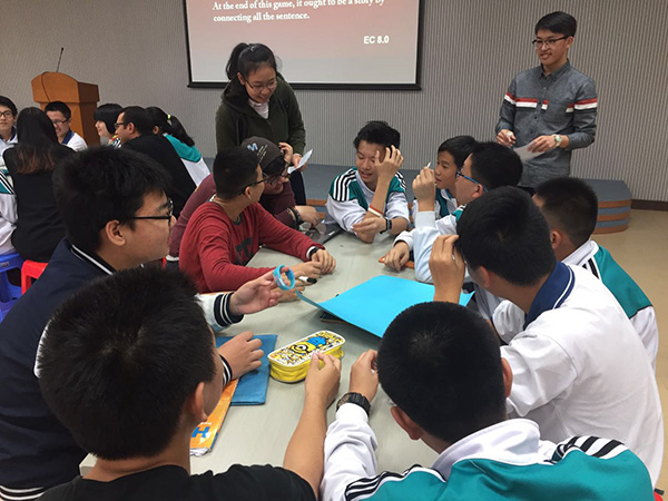 英语特色班学生与外国志愿者展开面对面交流活动