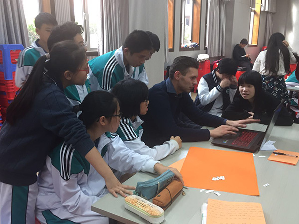 英语特色班学生与外国志愿者展开面对面交流活动