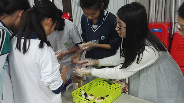 日语班同学体验“日本文化祭”活动