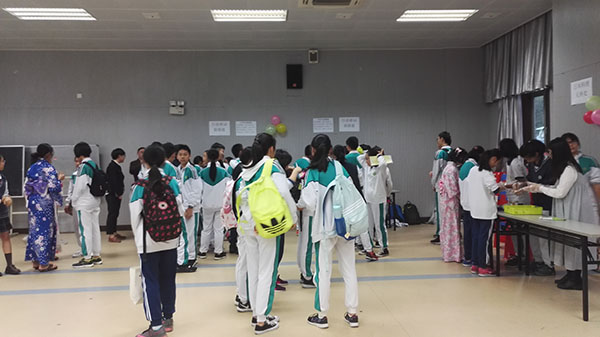 日语班同学体验“日本文化祭”活动