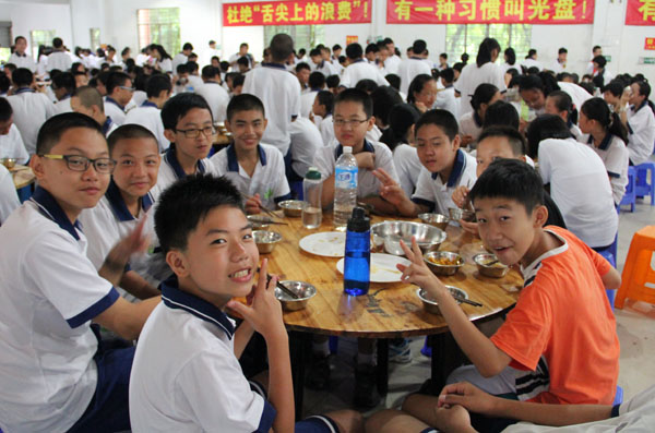 我校2014级新生培训和军训顺利完成