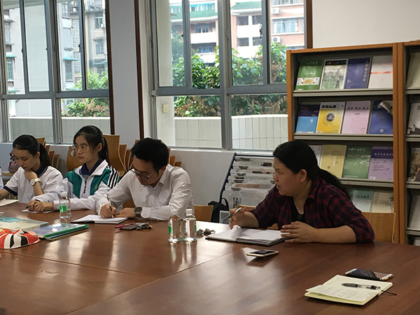 师生零距离，共建和谐美丽校园——记学生干部与校领导座谈会