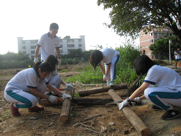 走进田园 亲近土地 ——高二年级圆满完成学农任务