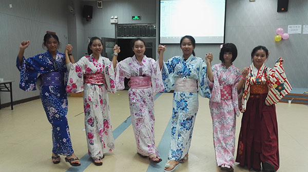 日语班同学体验“日本文化祭”活动