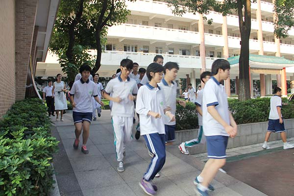 学校举行例行紧急疏散演练