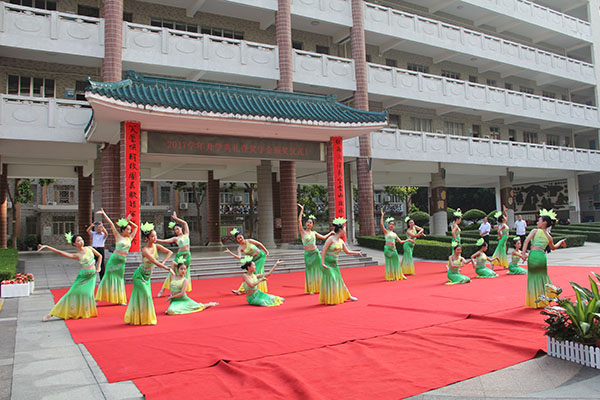 秋水润泽长空 笑靥唤醒校园 ——我校2017学年开学典礼暨奖学金颁奖仪式举行