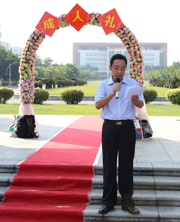 高三学生举行成人仪式活动