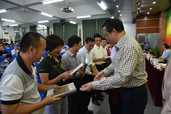 特色耀羊城,附中新跨越 ——市民办学校创建义务教育特色学校现场会在我校召开