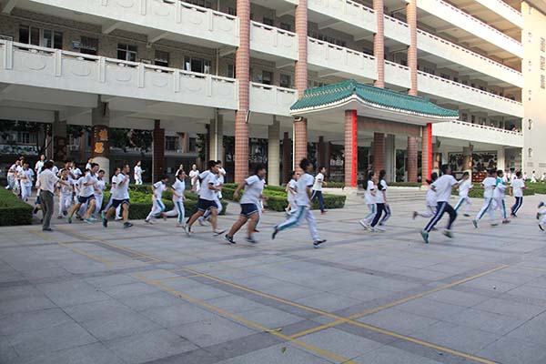 学校举行例行紧急疏散演练